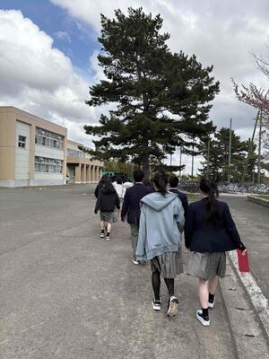 学校駐車場から出発