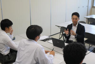 高橋克昌先生と質問する生徒達