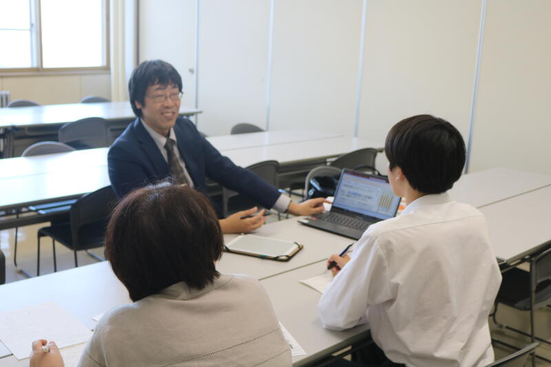 澤先生と回答を聞く生徒の様子